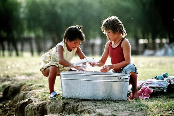 Enfants faisant la lessive