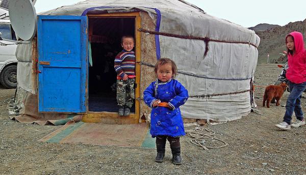 Jeunes enfants devant leur yourte