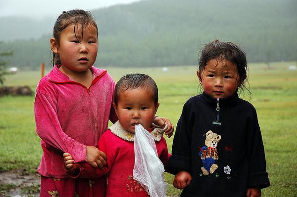 petites filles dans la steppe